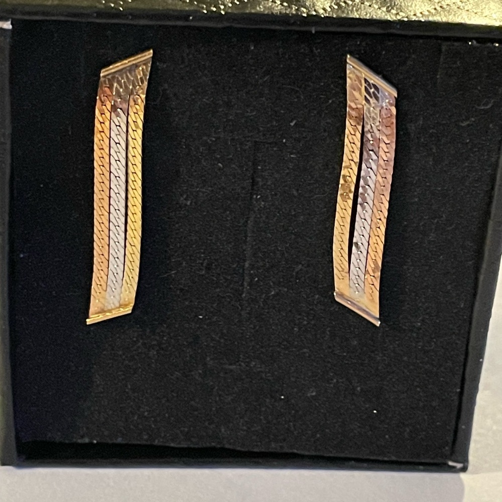 14 k tri-colored gold dangle earrings 💋⭐️